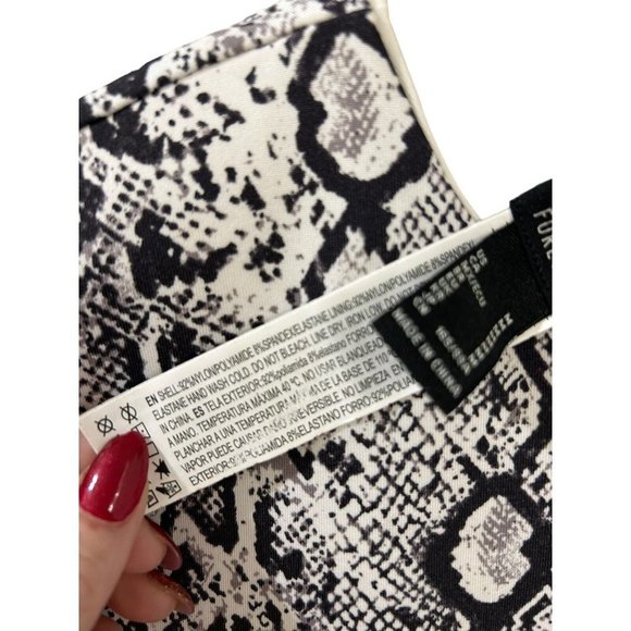 FOREVER 21 Crop Top Blouse Short Sleeve Snake Print Size Medium NWOT - Picture 7 of 8